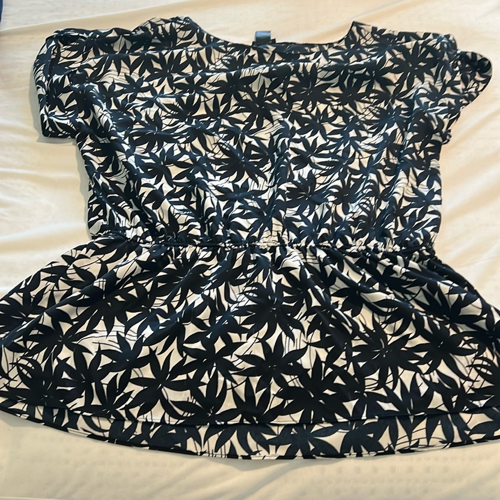 Like new woman’s short sleeve dress blouse